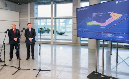 Plan rozbudowy Lotniska Chopina przedstawili prezes Polskich Portów Lotniczych Andrzej Ilków i sekre