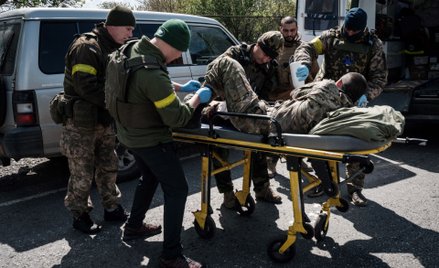 Opatrywanie rannego ukraińskiego żołnierza