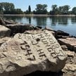 Wysychający Ren odsłania kolejne obiekty, które mają być ostrzeżeniem od poprzednich pokoleń.