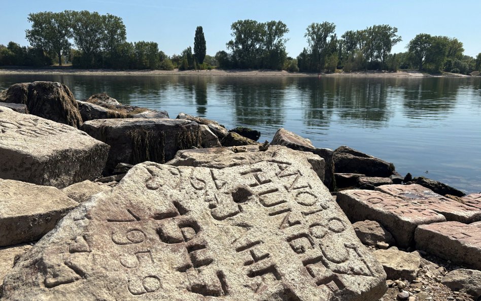 Wysychający Ren odsłania kolejne obiekty, które mają być ostrzeżeniem od poprzednich pokoleń.