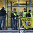 Działacze Greenpeace zamykają stacje Shella