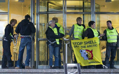 Działacze Greenpeace zamykają stacje Shella