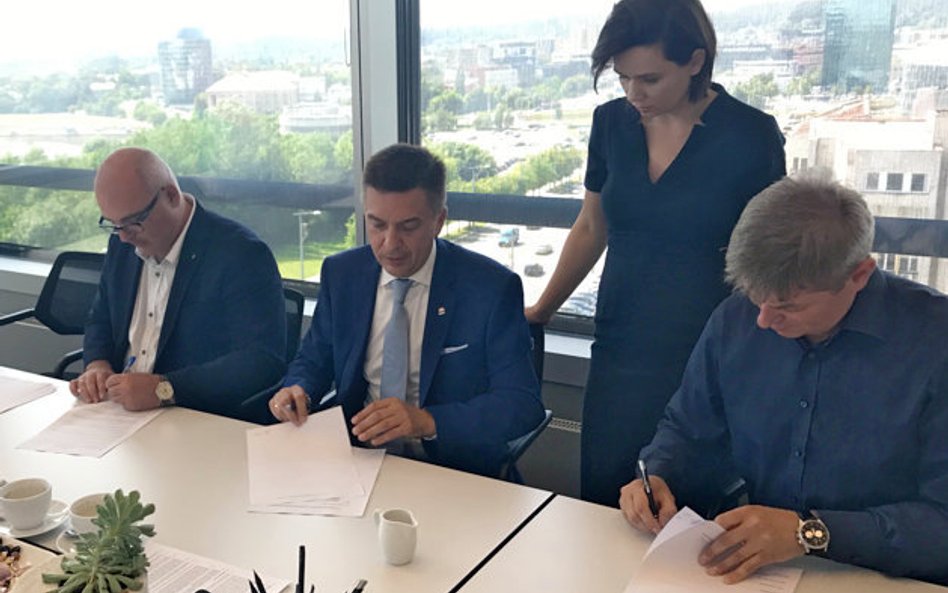 Od prawej: Sebastian Król (Enterprise Investors), Piotr Henicz, Michał Wróbel (Itaka)