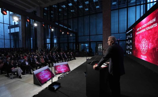 Podczas konferencji prasowej w Stambule minister kultury i turystyki Turcji Mehmet Nuri Ersoy przeds