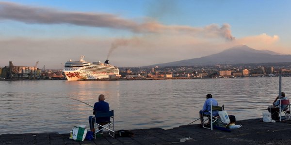 Etna erupcja: lotnisko w Katanii zamknięte dla lotów do godz. 19