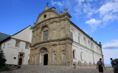 Tradycja mówi, że klasztor na Świętym Krzyżu ufundował Bolesław Chrobry w 1006 r. Historyczną jest d