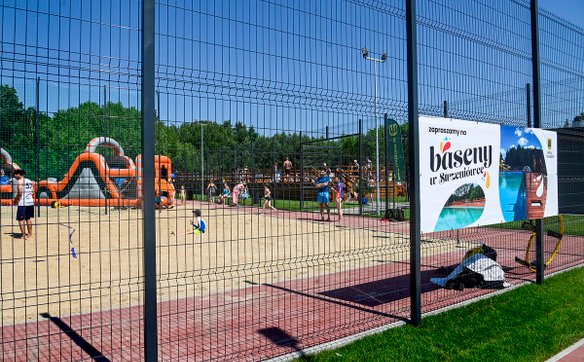 Na terenie obiektu zajdziemy również boiska do piłki siatkowej plażowej i piłki nożnej plażowej