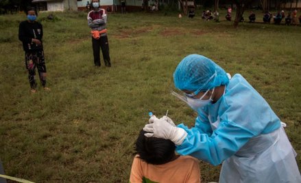 COVID-19: Eksperci ostro o koncernach farmaceutycznych i UE