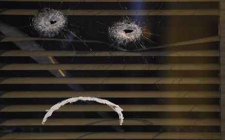 Dziury po kulach w restauracji "Belle Equipe"