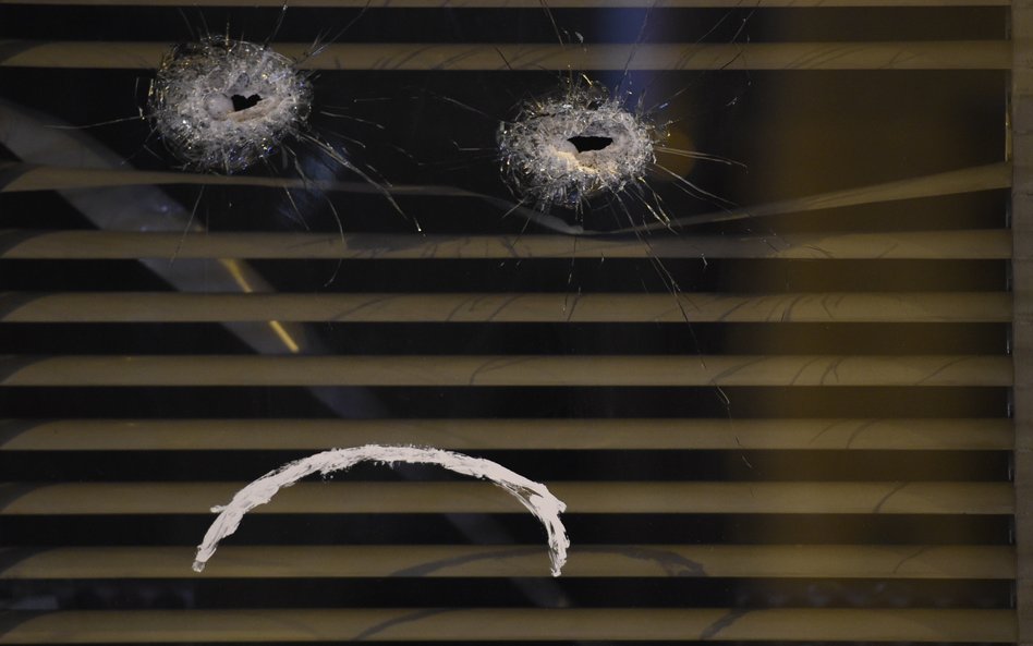 Dziury po kulach w restauracji "Belle Equipe"