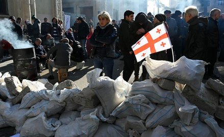 Tbilisi: Protestujący zablokowali parlament. Policja użyła armatek wodnych