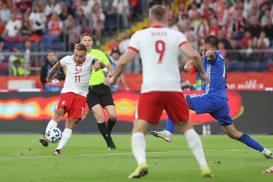 Kamil Grosicki strzela na bramkę w meczu towarzyskim Polska-Mołdawia w Chorzowie