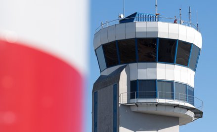 Sygnał GPS jest jednym ze źródeł nawigacji, ale pilotów wspomagają kontrolerzy na lotniskach