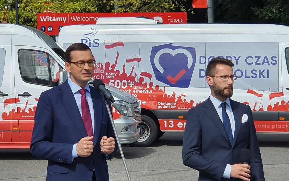 Premier Mateusz Morawiecki objeżdża Polskę autosanem