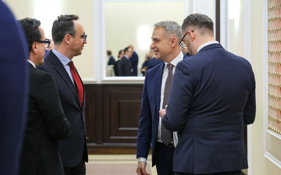 Wicepremier, minister cyfryzacji Krzysztof Gawkowski (2P) i minister infrastruktury Dariusz Klimczak