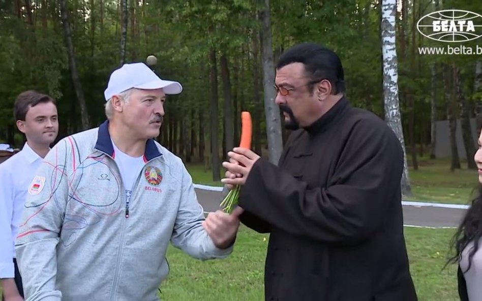 Steven Seagal z Aleksandrem Łukaszenką i jego najmłodszym synem Mikołajem