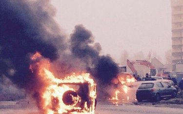 4 grudnia, Petersburg: płonie policyjny samochód, którym przewożono "brudne" pieniądze