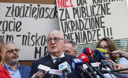 Przewodniczący Państwowej Komisji Wyborczej, sędzia Sylwester Marciniak (C) oraz członek PKW Ryszard