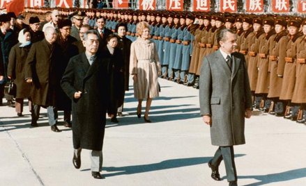 Richard Nixon w towarzystwie premiera Zhou Enlaia wizytuje chińskie wojsko, luty 1972 r.