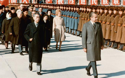 Richard Nixon w towarzystwie premiera Zhou Enlaia wizytuje chińskie wojsko, luty 1972 r.