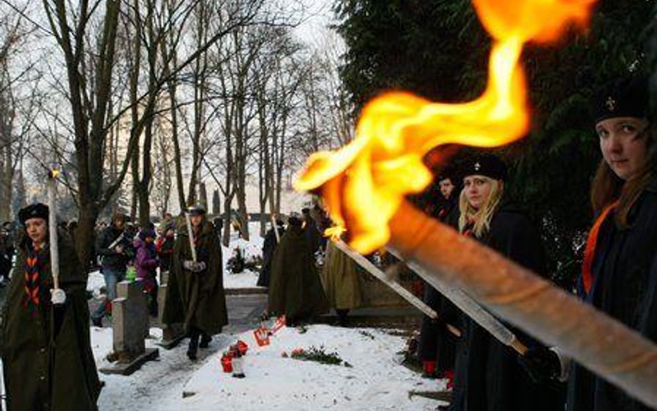 Na warszawskich Powązkach uczestnicy uroczystości złożyli kwiaty na grobach powstańców