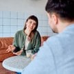 Opowiedzenie wydarzeń od końca może utrudnić podtrzymywanie zmyślonej historii