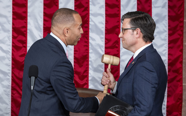 Mike Johnson (z prawej) został nowym spikerem Izby Reprezentantów