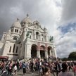 Tłum turystów przed bazyliką Sacre Coeur