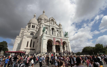 Tłum turystów przed bazyliką Sacre Coeur