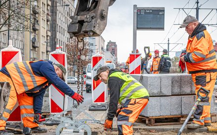 To już na prawdę ostatnie takie miejsca, gdzie układane są krawężniki i płyty chodnikowe
