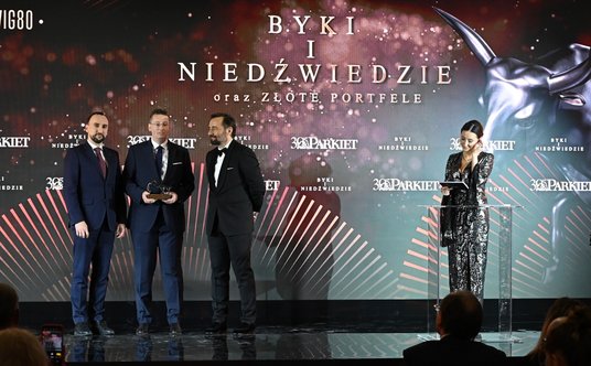 Nagrodę odbiera Piotr Burwicz, wiceprezes zarządu Rainbow Tours (drugi od lewej)