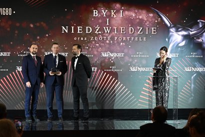 Nagrodę odbiera Piotr Burwicz, wiceprezes zarządu Rainbow Tours (drugi od lewej)