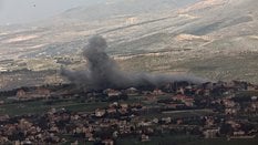 Dym unoszący się po izraelskich atakach na południowy Liban. Izraelska armia oświadczyła, że prowadz