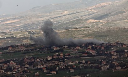 Dym unoszący się po izraelskich atakach na południowy Liban. Izraelska armia oświadczyła, że prowadz