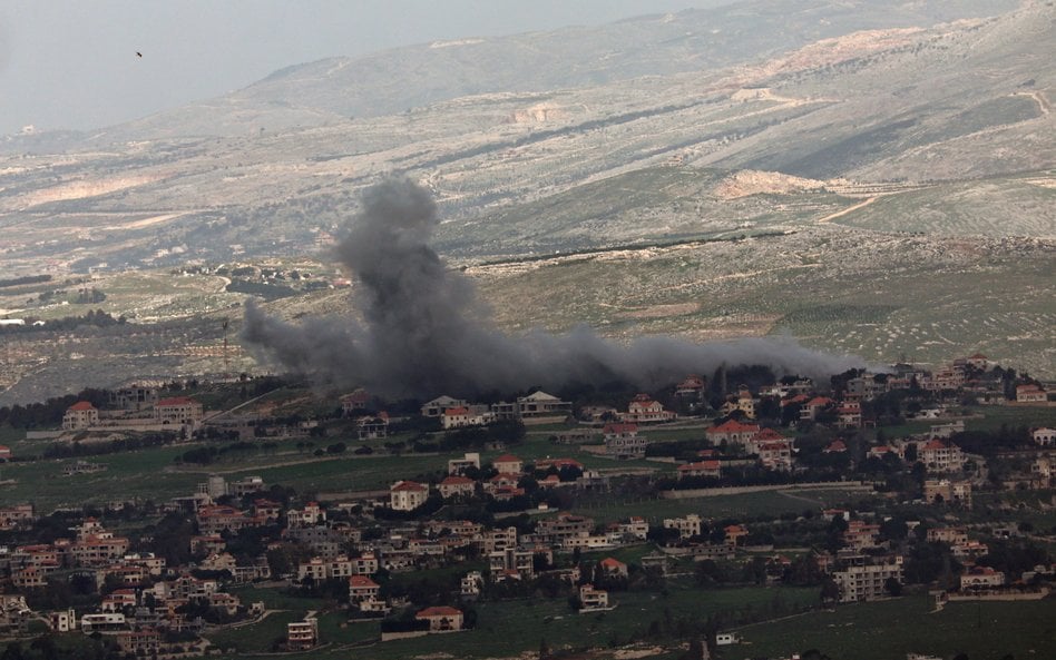 Dym unoszący się po izraelskich atakach na południowy Liban. Izraelska armia oświadczyła, że prowadz