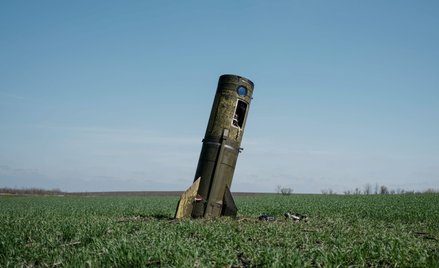 Część rosyjskiej rakiety balistycznej stercząca z pola koło Bohodarowa, w pobliżu Słowianska