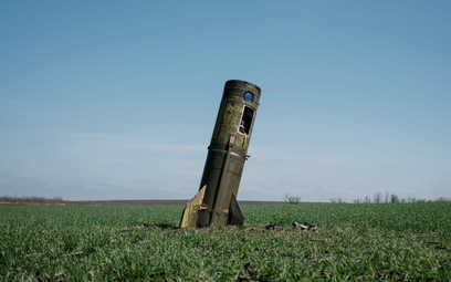 Część rosyjskiej rakiety balistycznej stercząca z pola koło Bohodarowa, w pobliżu Słowianska