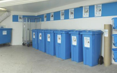 Punkt selektywnej zbiórki odpadów w budynku wielorodzinnym w Szwecji