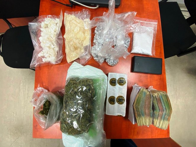 Oprócz narkotyków w pomieszczeniach znajdowała się waga cyfrowa, telefony komórkowe, zapiski dokumen