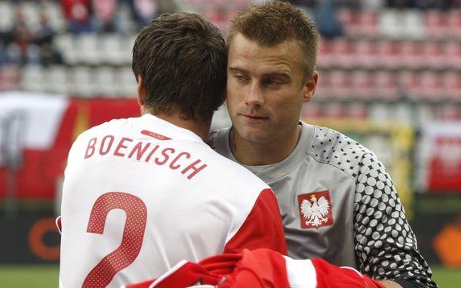 Sebastian Boenisch ma 23 lata, na co dzień gra w Werderze Brema. Na zdjęciu z Arturem Borucem