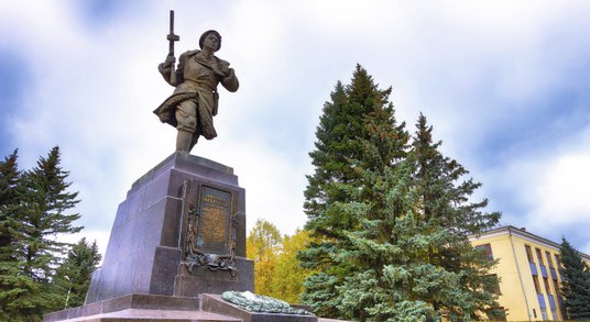 Pomnik czerwonoarmisty i Bohatera Związku Radzieckiego Aleksandra Matrosowa (1924–1943) w Wielkich Ł