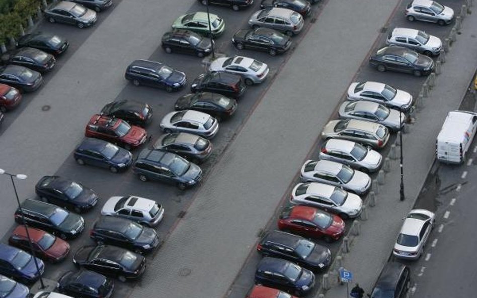 Czy lokal usługowo-biurowy musi mieć parking