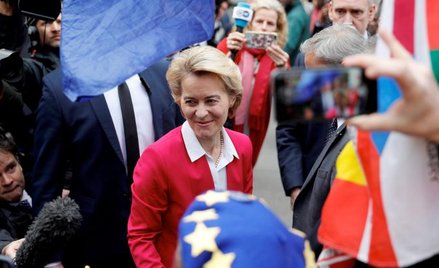 Szefowa Komisji Europejskiej Ursula von der Leyen opuszcza gmach London School of Economics po spotk