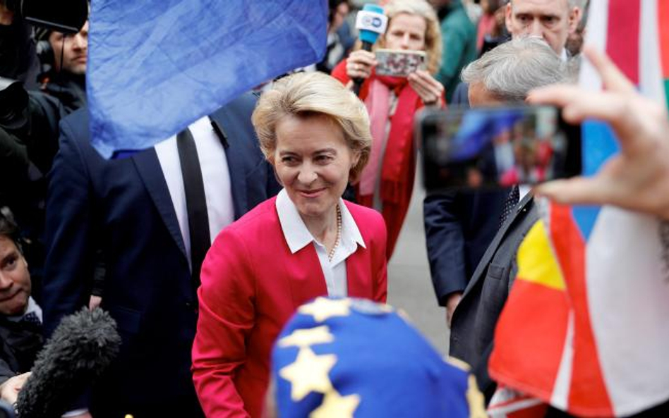 Szefowa Komisji Europejskiej Ursula von der Leyen opuszcza gmach London School of Economics po spotk