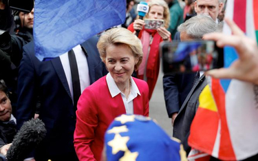 Szefowa Komisji Europejskiej Ursula von der Leyen opuszcza gmach London School of Economics po spotk