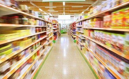 Komisja Europejska nakazała też wstrzymanie pobierania podatku od handlu wielkopowierzchniowego.