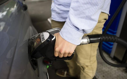 Spadki cen paliw na stacjach nieco wyhamują - uważa Jakub Bogucki, analityk e-petrolu. Ale nikt nie 