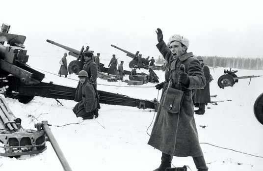 Pieśń „Święta wojna” dociera kablami do walczących na pierwszej linii i motywuje ich do jeszcze więk