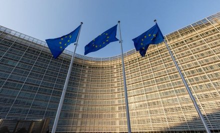 Działania KE wywołały oburzenie w administracji prezydenta Donalda Trumpa, która postrzega unijne kr