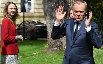 Minister pracy i polityki społecznej Agnieszka Dziemianowicz-Bąk i premier Donald Tusk